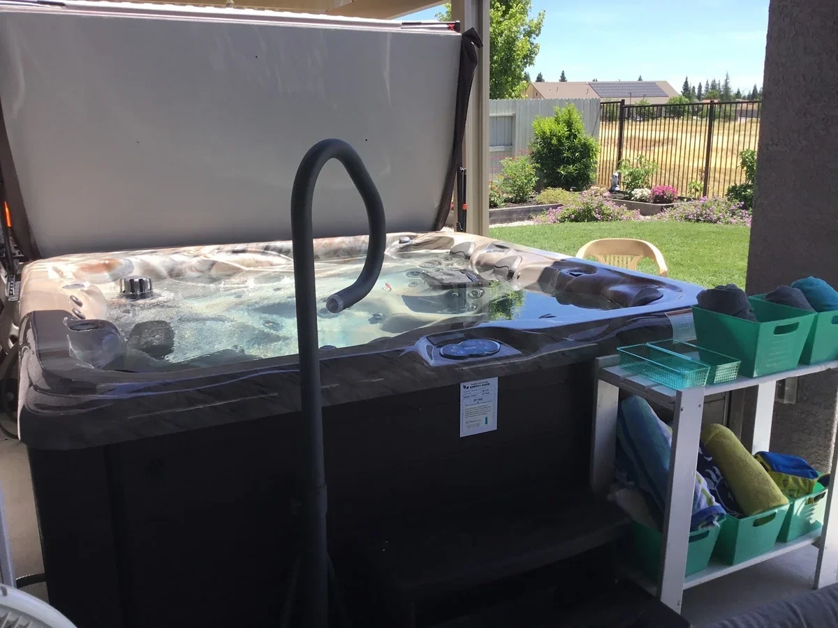 Hot tub in Theresa P.'s customer photo